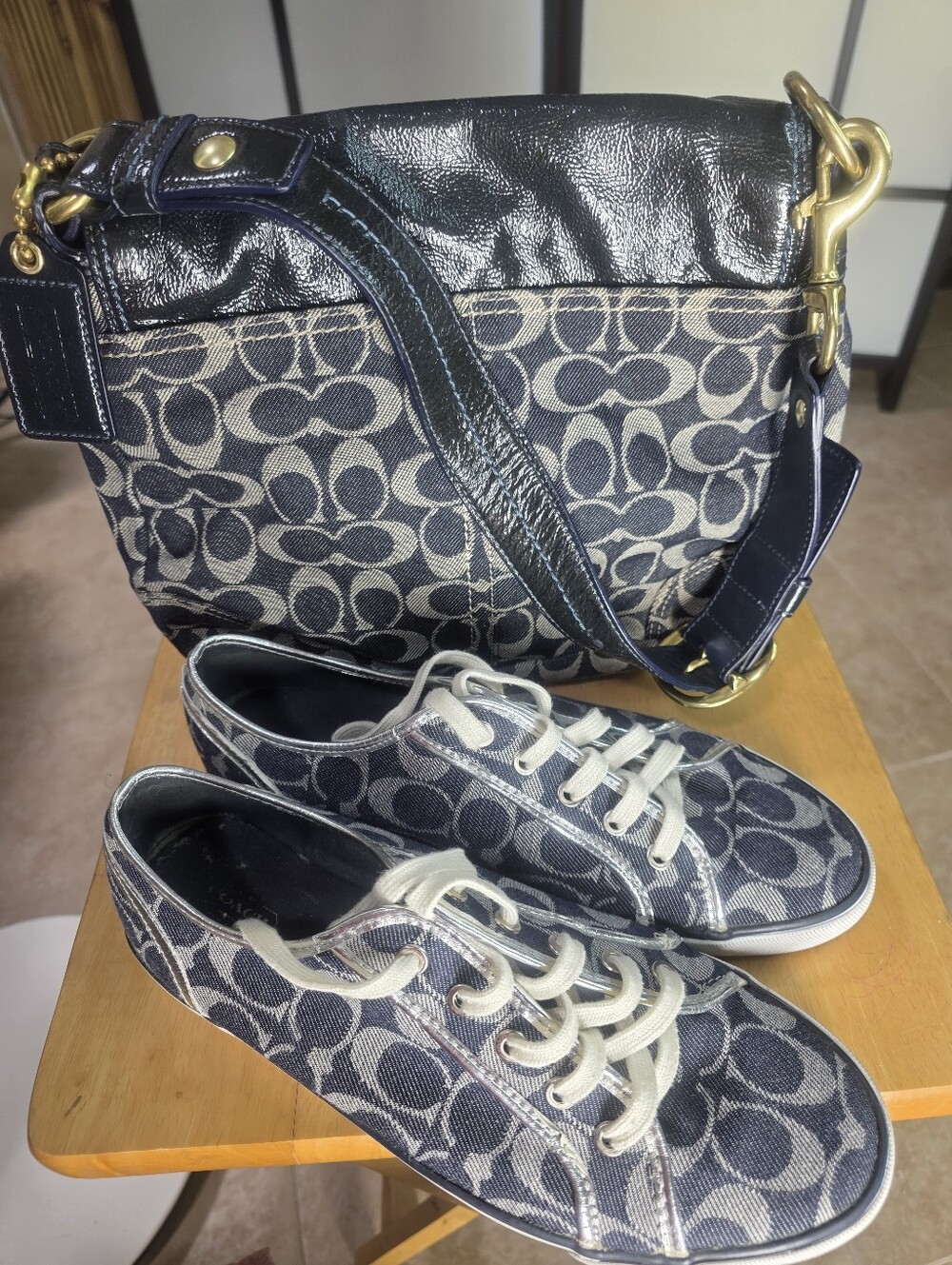 New Coach Denim/Leather Signature Shoulder Bag in Navy & Tennis Shoes Size 11 - Picture 4 of 9